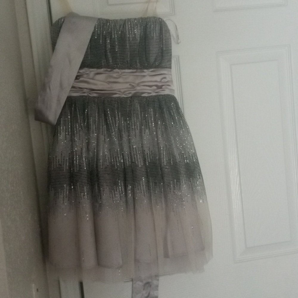 Im selling this dress